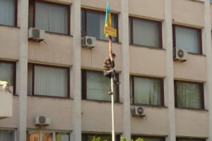 Зі "звільненої" Маріупольської міськради знову зірвали український прапор