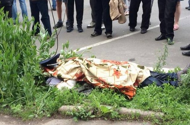 Террористы в Мариуполе издеваются над телами погибших