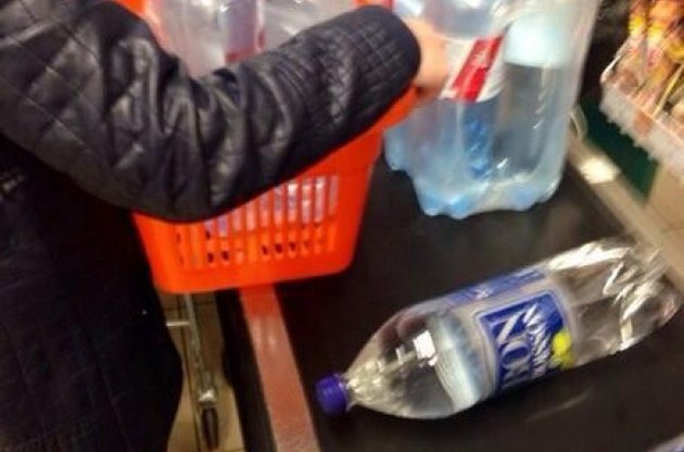 В Мариуполе в магазинах массово скупают воду
