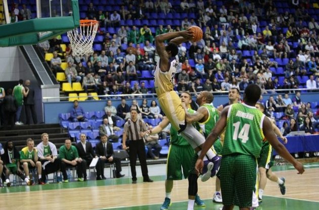 Американець ДаХуан Саммерс став одним з кращих на майданчику, набравши 27 очок і зібравши 10 підбирань