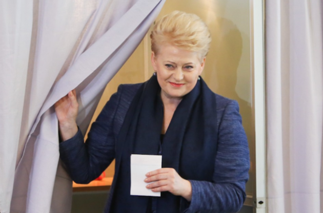 На президентских выборах в Литве лидирует Даля Грибаускайте, второй тур - 25 мая