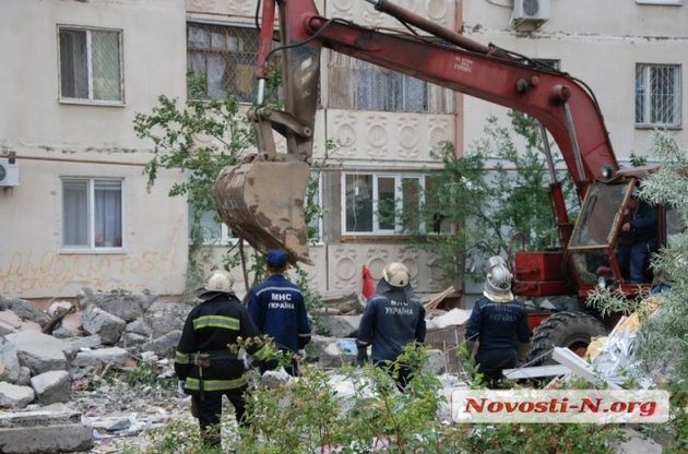 У Миколаєві рятувальники продовжують діставати з-під завалів багатоповерхового будинку тіла загиблих