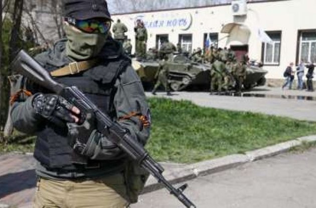 В Луганске неизвестные боевики в масках похитили директора школы