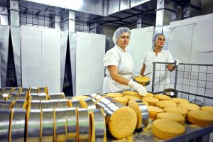 Порошенко ликвидирует фабрику Roshen в Мариуполе