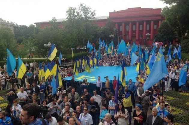 В день депортации в Киеве развернули самый большой флаг крымскотатарского народа