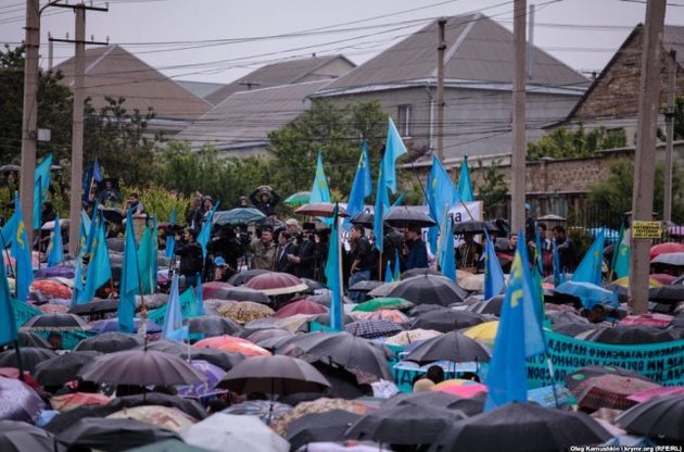 Крымские татары на траурном митинге в Симферополе потребовали прекратить репрессии