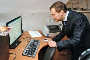 Медвєдєв виправив версію Путіна про те, що інтернет - це проект ЦРУ