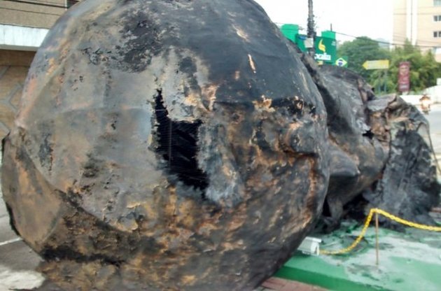 Шестиметровая копия Кубка мира сгорела дотла