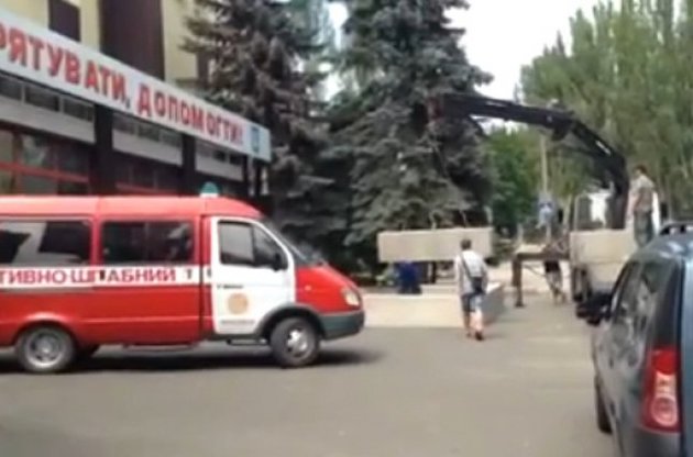 Боевики заняли управление ГСЧС в Донецке, возле здания начали возводить баррикады