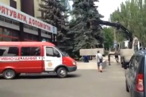 Бойовики захопили управління ДСНС у Донецьку, біля будівлі почали зводити барикади