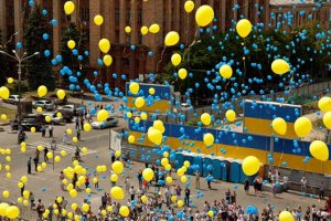 У Дніпропетровську 5 тисяч випускників запустили в небо жовто-блакитні кульки