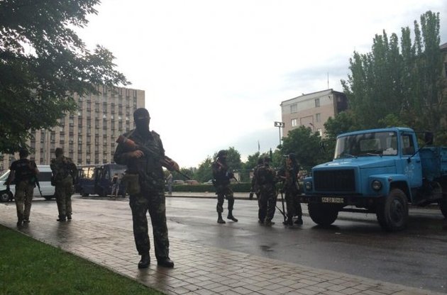 Боевики батальона "Восток" выгнали боевиков ДНР из здания Донецкой ОГА
