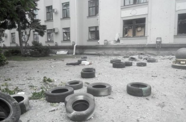 В интернет попало видео попадания ракеты в здание Луганской ОГА