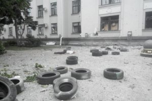 В интернет попало видео попадания ракеты в здание Луганской ОГА
