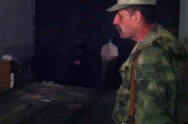 Командир террористов "Бес" расстрелял двоих заложников перед видеокамерой