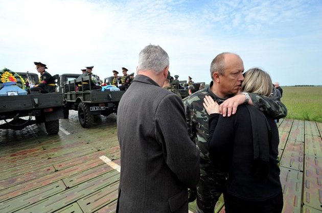 20 травня рідні та друзі проводили в останню путь українських льотчиків Сергія Руденка, Олександра Сабаду і Руслана Плоходька. Вічна слава і честь!
Фото Олександра Клименка