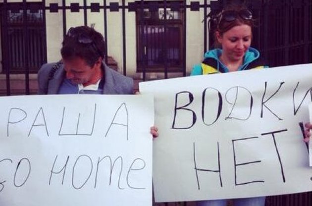 Русским намекают