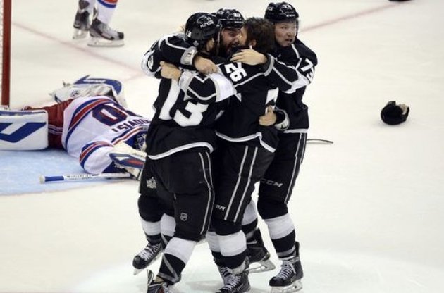 Радость &quot;Королей&quot; из Лос-Анджелеса и разочарование Короля из &quot;Нью-Йорка&quot; - вратарь Хенрик Лундквист не сумел помочь своей команде