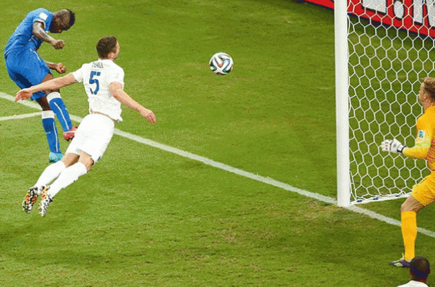 Марио Балотелии забил головой победный мяч