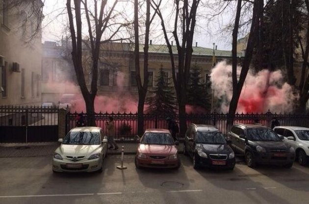 У Москві посольство України закидали димовими шашками