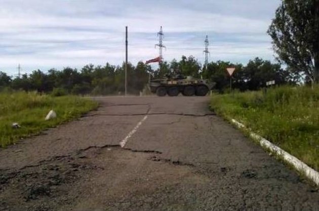 Колонна военной техники движется к Донецку