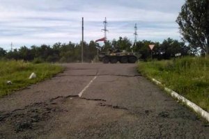 Колона військової техніки під російськими прапорами рухається до Донецька