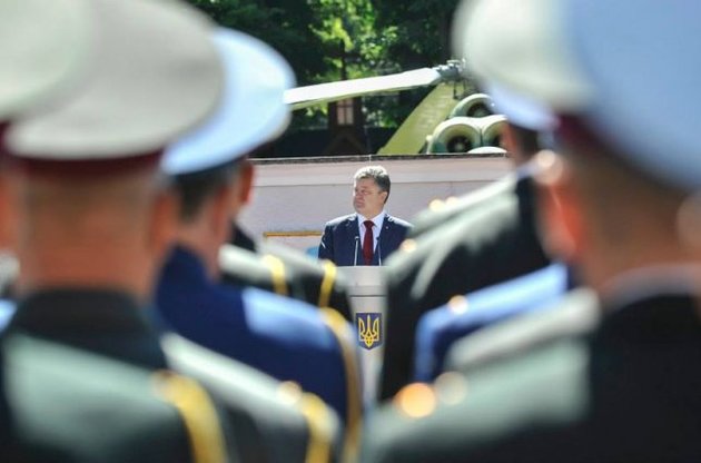 Порошенко посмертно наградил званиями Герой Украины трех офицеров
