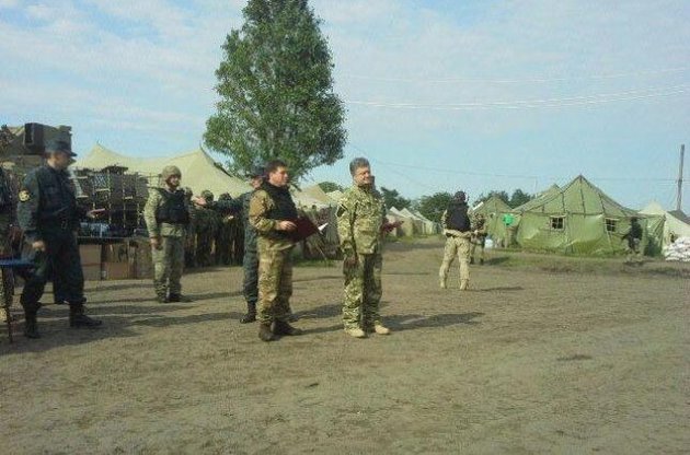 Порошенко посетил Донбасс и отдал приказ о прекращении огня на неделю