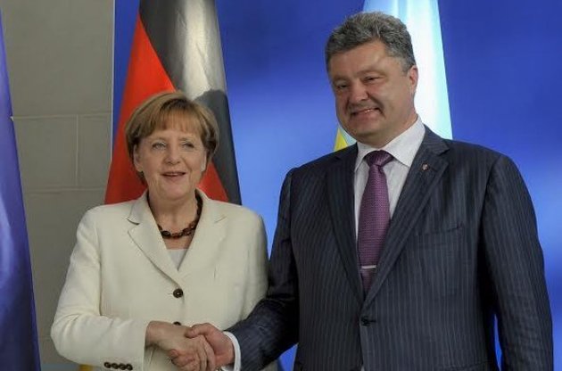 Порошенко обсудил с Меркель ход выполнения мирного плана на Донбассе