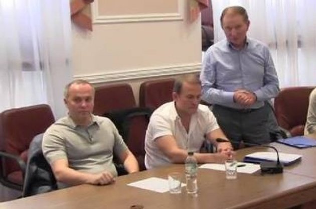 Нестор Шуфрич, Виктор Медведчук и Леонид Кучма на переговорах в Донецке
