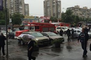 В Киеве активисты профсоюзов штурмовали гостиницу "Турист"