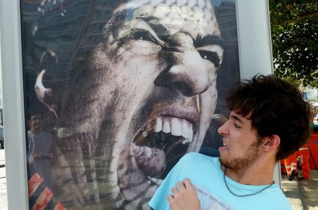 В Бразилии желающие фотографируются на фоне оскала Луиса Суареса