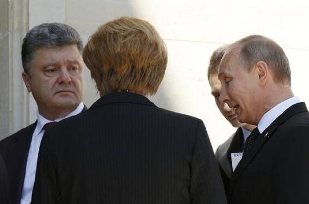 Порошенко знову поспілкувався по телефону з Меркель, Путіним і Олландом про "реалізацію мирного плану" на Донбасі