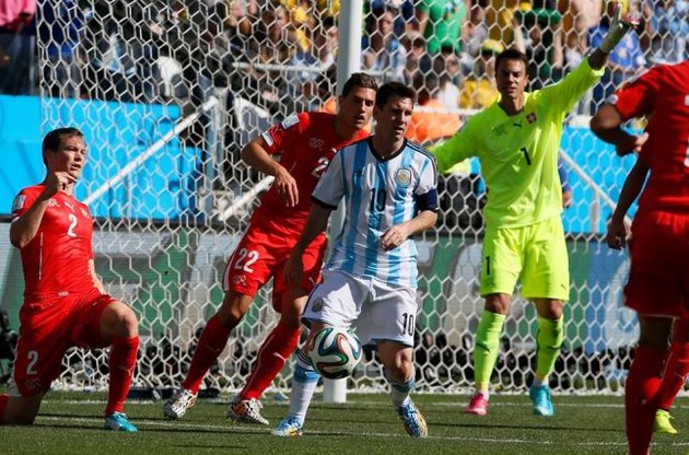Аргентина выполнила правило фаворитов с трудом и везением пробиваться в четвертьфинал ЧМ