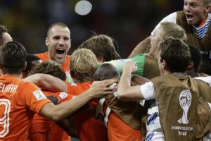 Голландцы лишь по пенальти обыграли Коста-Рику и вышли в полуфинал