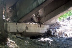 Террористы взорвали мост через Северский Донец
