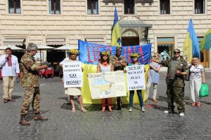 "Путин - новый Гитлер для Европы": Украинцы провели в Риме митинг против агрессии РФ