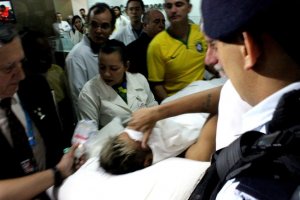 Бразилия потеряла Неймара - у звездного форварда перелом позвоночника