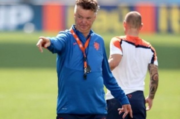 Луи ван Гаал дает указания на два фронта