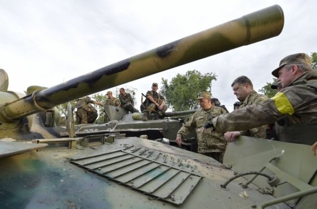 Украина увеличит объемы изготовления оружия, - Порошенко