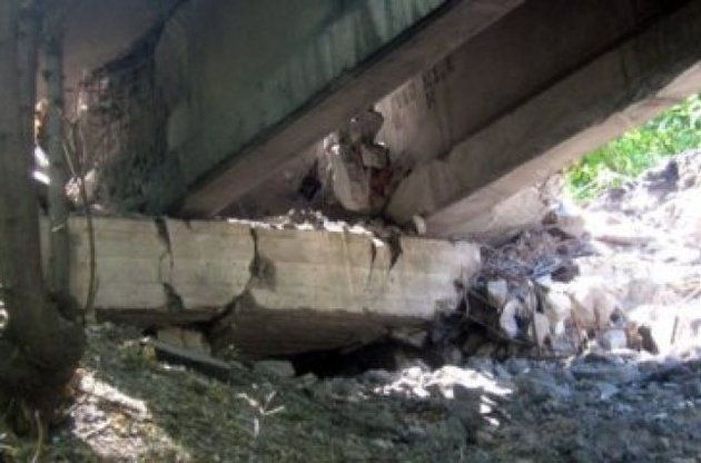 На Донбассе террористы взорвали путепровод над железной дорогой