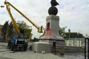 В центре Харькова памятник независимости Украины облили краской