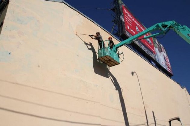 В Москве закрасили граффити &quot;Крым и Россия вместе навсегда&quot;