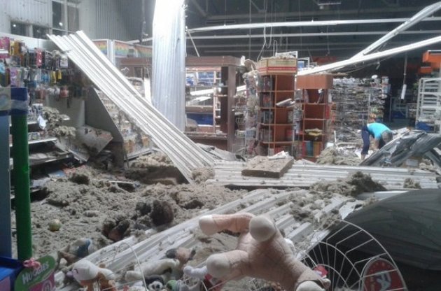 В центре Луганска снаряд попал в супермаркет