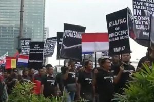 В Малайзии сотни людей провели акцию протеста у посольства РФ, требуя от Путина справедливости