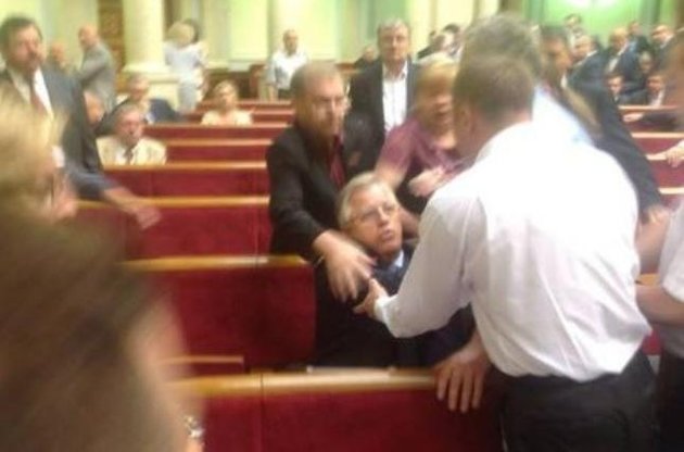 &quot;Свободовцы&quot; вытолкали Симоненко из зала Рады