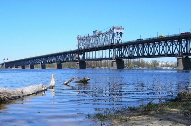 Военные предотвратили взрыв Крюковского моста через Днепр