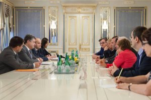 Порошенко "очень разочарован" решением Франции продать России "Мистрали"