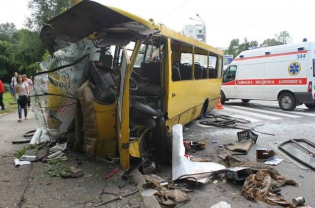 В Киеве маршрутка с пассажирами врезалась в столб, больше 10 пострадавших