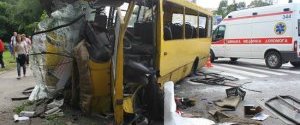 В Киеве маршрутка с пассажирами врезалась в столб, больше 10 пострадавших